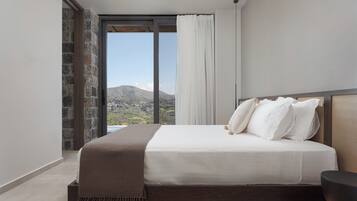 2 habitaciones, escritorio y tabla de planchar con plancha