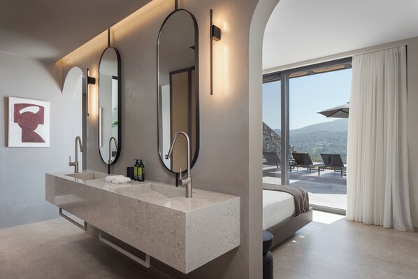 6 bedrooms, desk, iron/ironing board, travel crib