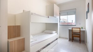A compact, modern room with a bunk bed, a desk, and a chair. - Modern apt w/ Barbecue 600m From the Beach Com305 (Florianópolis)