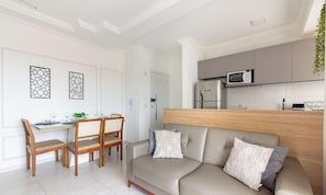 Apartamento básico | Área de estar | TV de tela plana