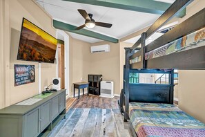 4 bedrooms, iron/ironing board, WiFi, bed sheets