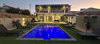 Villa 'Olivia Estate' con piscina privada, Wi-Fi y aire acondicionado