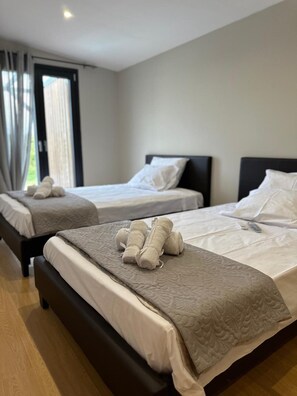 4 bedrooms, iron/ironing board, WiFi, bed sheets