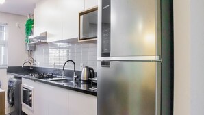 Una cocina moderna con electrodomésticos de acero inoxidable, horno empotrado y microondas.