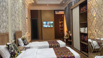 4 bedrooms, iron/ironing board, internet, bed sheets