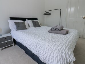 2 dormitorios, decoración individual, mobiliario individual