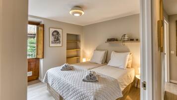 4 bedrooms, WiFi, bed sheets