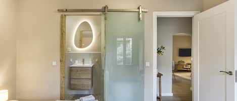 4 عدّة غرف نوم وواي فاي وملاءات أسرّة