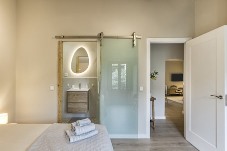4 bedrooms, WiFi, bed sheets. Casa 'Gall' with Mountain Views, Wi-Fi, and Air Conditioning