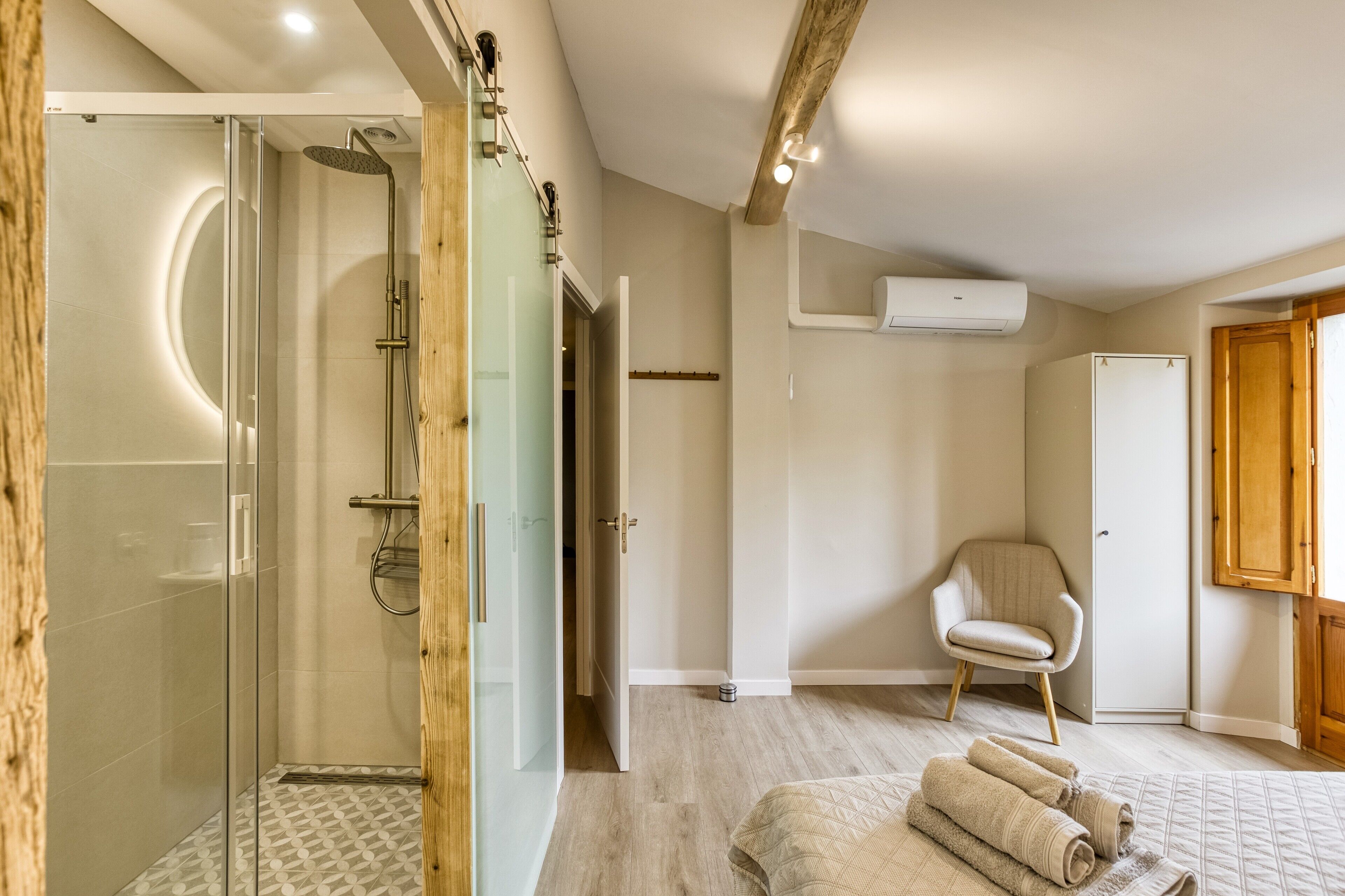 Een douche, gratis toiletartikelen, een haardroger, handdoeken