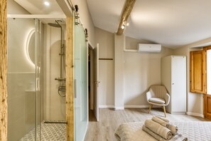 Douche, articles de toilette gratuits, sèche-cheveux