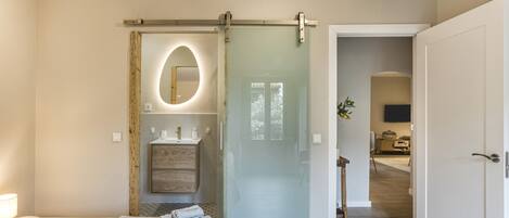 4 عدّة غرف نوم وواي فاي وملاءات أسرّة