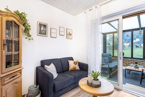 Een televisie en een stereo