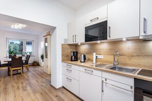 Een koelkast, een magnetron, een oven, een kookplaat