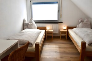 3 bedrooms, iron/ironing board, WiFi, bed sheets