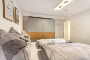 3 bedrooms, desk, iron/ironing board, WiFi