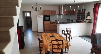 Petite maison au calme au coeur d'un domaine viticole.
