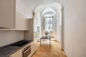 Een oven, een kookplaat, een vaatwasser