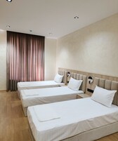 Classic Τρίκλινο Δωμάτιο | Χρηματοκιβώτιο στο δωμάτιο, γραφείο, χώρος εργασίας για λάπτοπ 