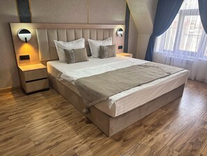 In-room safe, desk, laptop workspace, blackout curtains - HORIZON HOTEL (Tashkent)