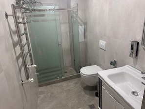 Bồn tắm, máy sấy tóc, dép đi trong nhà, khăn tắm