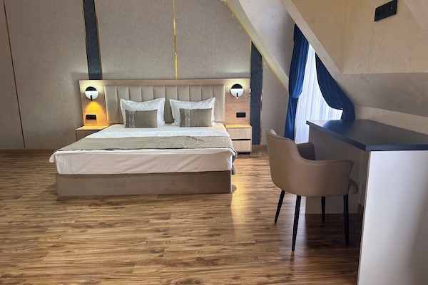 Quarto casal clássico, vista para a cidade | Cofres nos quartos, escrivaninha, espaço de trabalho para notebook