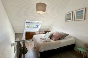 2 bedrooms, travel cot