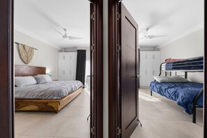 2 chambres, fer et planche à repasser