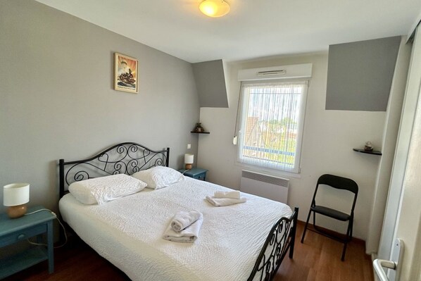 2 bedrooms, iron/ironing board, travel crib