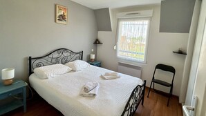 2 soverom, skrivebord, strykejern/-brett og reiseseng for barn