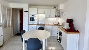 Kaffetrakter/tekoker, kjøleskap, mikrobølgeovn og ovn