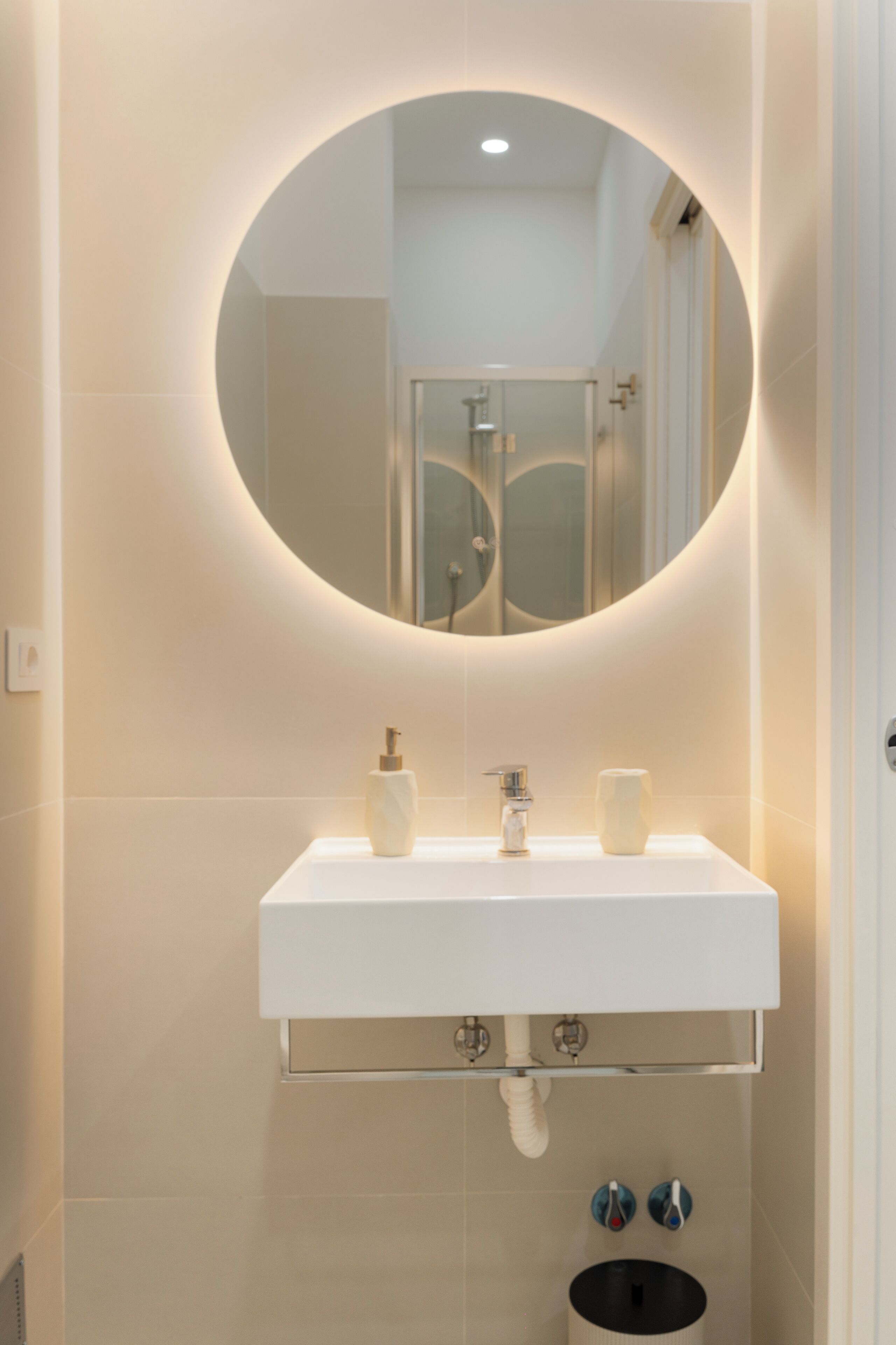 Comfort Room, 1 Queen Bed | Bathroom sink