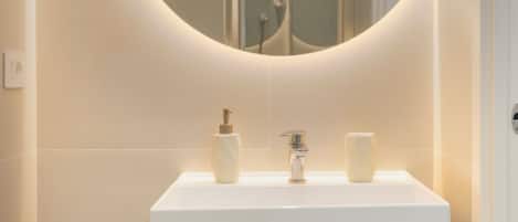 Comfort Room, 1 Queen Bed | Bathroom sink
