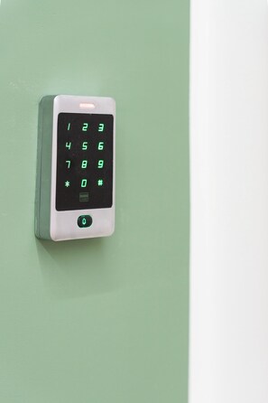 A numeric keypad on a green wall. - N'ador Rooms (Naples)