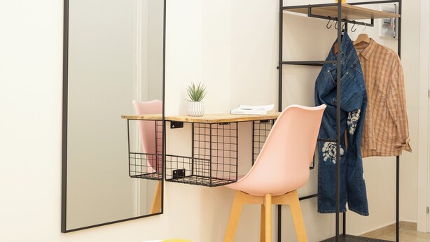 A room with a desk, a chair, a coat rack, and a mirror. - N'ador Rooms (Naples)