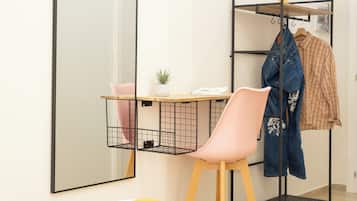 Comfort-rum - 1 queensize-sÀng | VÀrdeförvaringsskÄp pÄ rummet, skrivbord och arbetsyta för laptop