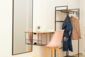 Comfort-rum - 1 queensize-säng | Värdeförvaringsskåp på rummet, skrivbord och arbetsyta för laptop