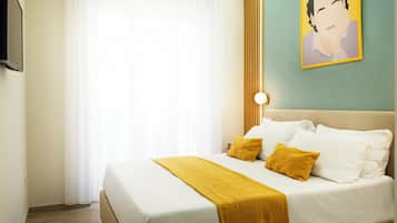 Comfort dubbelrum - 1 queensize-sÀng | VÀrdeförvaringsskÄp pÄ rummet, skrivbord och arbetsyta för laptop