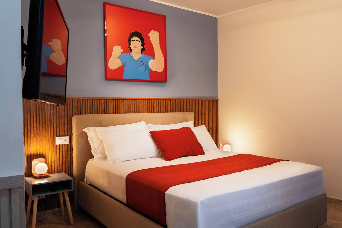 Deluxe Room, 1 Queen Bed | In-room safe, desk, laptop workspace, soundproofing