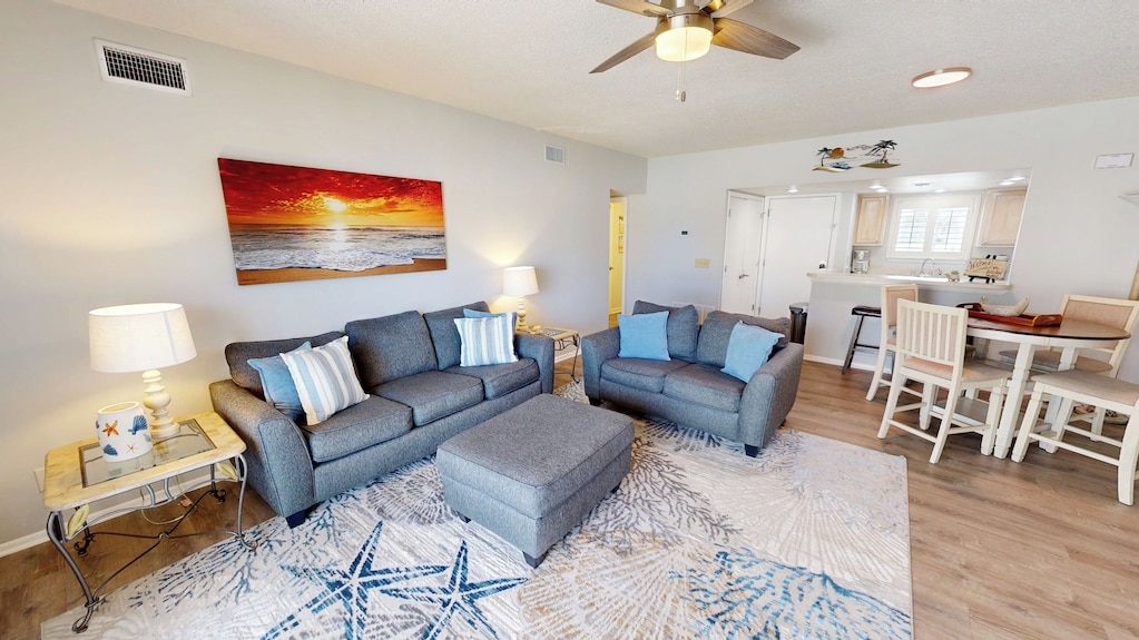 Spc 1149 - Dog Friendly Gulf Front 2 Br With Free Seasonal Bch Service For 2 - Destin