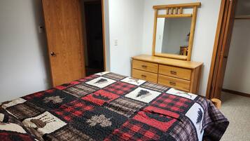 4 bedrooms, iron/ironing board, free WiFi, bed sheets