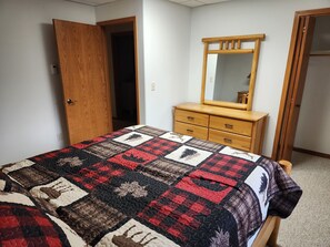 4 bedrooms, iron/ironing board, free WiFi, bed sheets