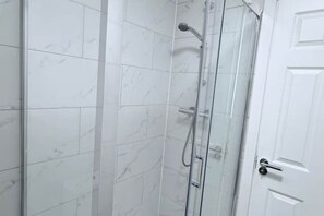 Shower - Studio Flat 2 in Golders Green (London)