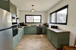 Réfrigérateur, four à micro-ondes, surface de cuisson, lave-vaisselle