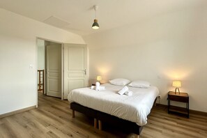 3 bedrooms, travel crib