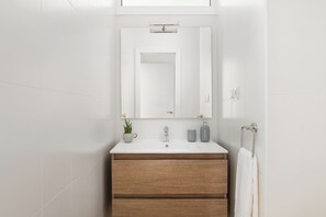 Suihku, hiustenkuivaaja, pyyhkeet, saippua