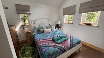 Cottage | 2 bedrooms, individually decorated, individually furnished, free WiFi