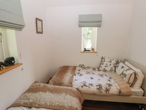 2 bedrooms, individually decorated, individually furnished, free WiFi - Delfryn, Llandeilo (Llandeilo)