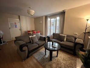 คอมฟอร์ทอพาร์ทเมนท์, วิวสวนหย่อม | เลานจ์