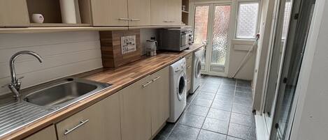 Comfort Apartment, Courtyard View | Shared kitchen